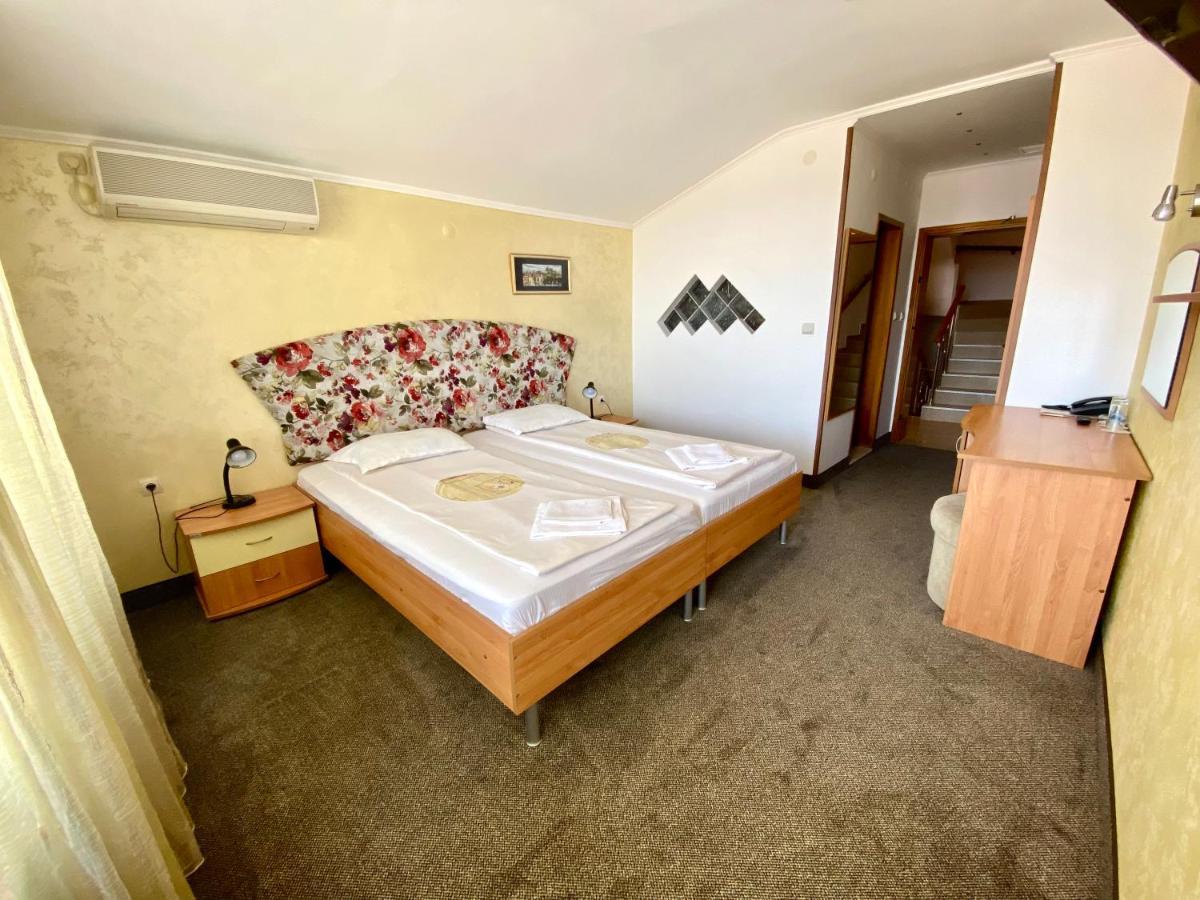 Family Hotel The Golden Fish Sozopol Bagian luar foto