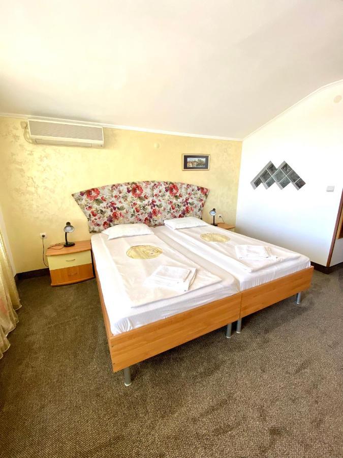 Family Hotel The Golden Fish Sozopol Bagian luar foto