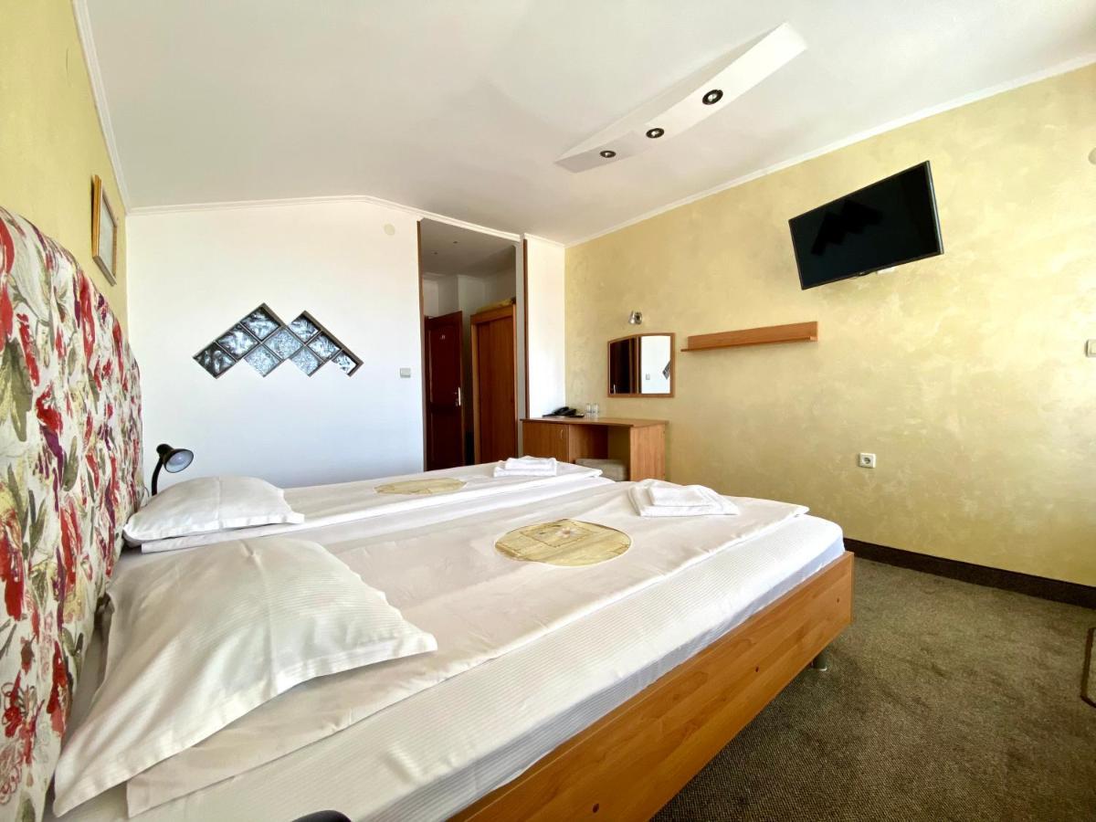 Family Hotel The Golden Fish Sozopol Bagian luar foto
