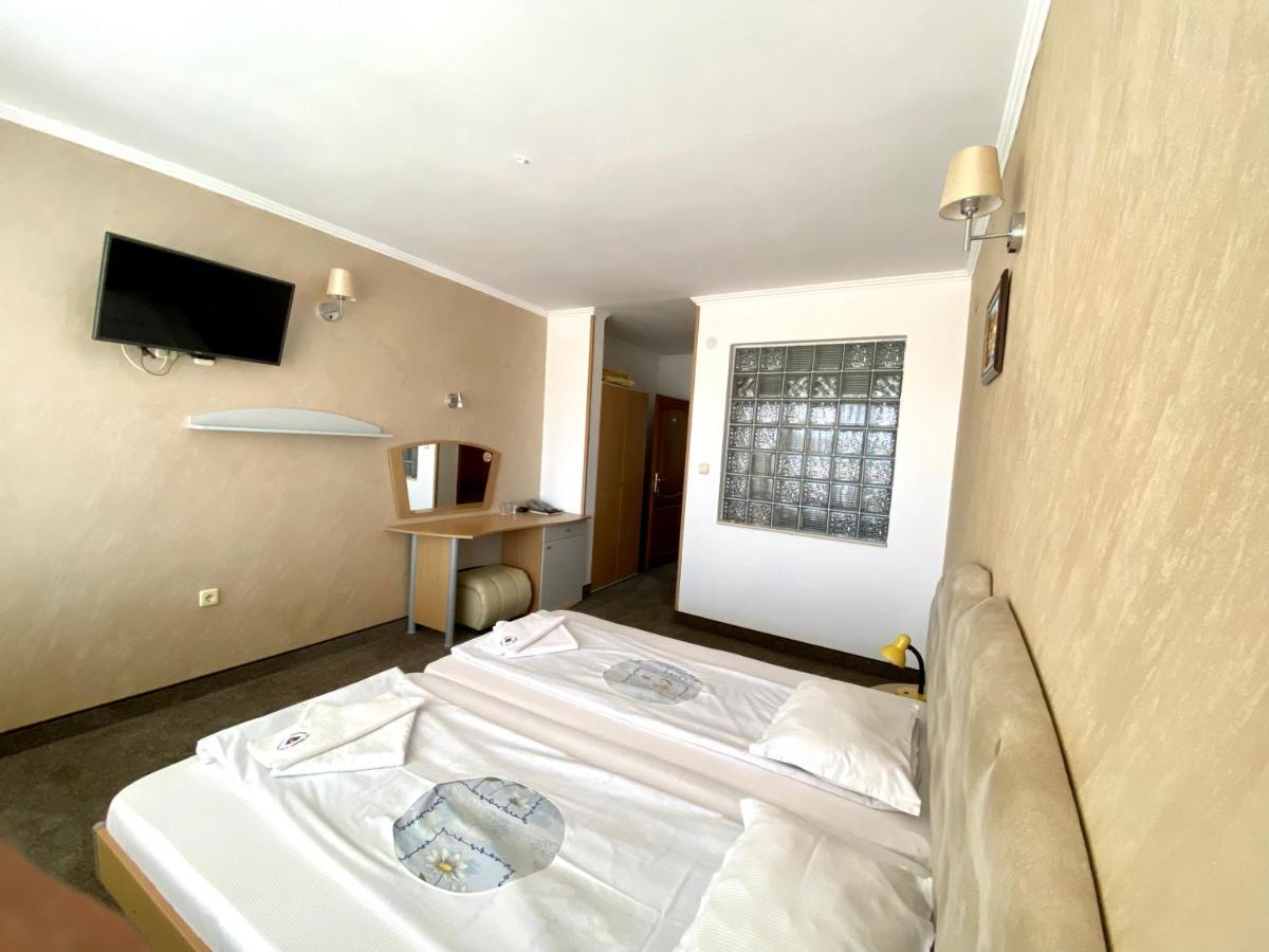 Family Hotel The Golden Fish Sozopol Bagian luar foto