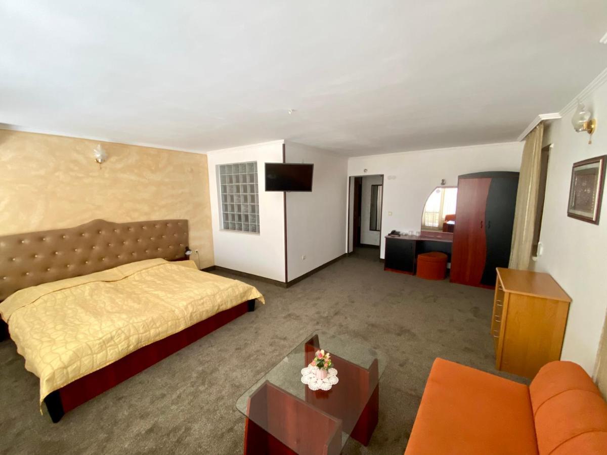 Family Hotel The Golden Fish Sozopol Bagian luar foto