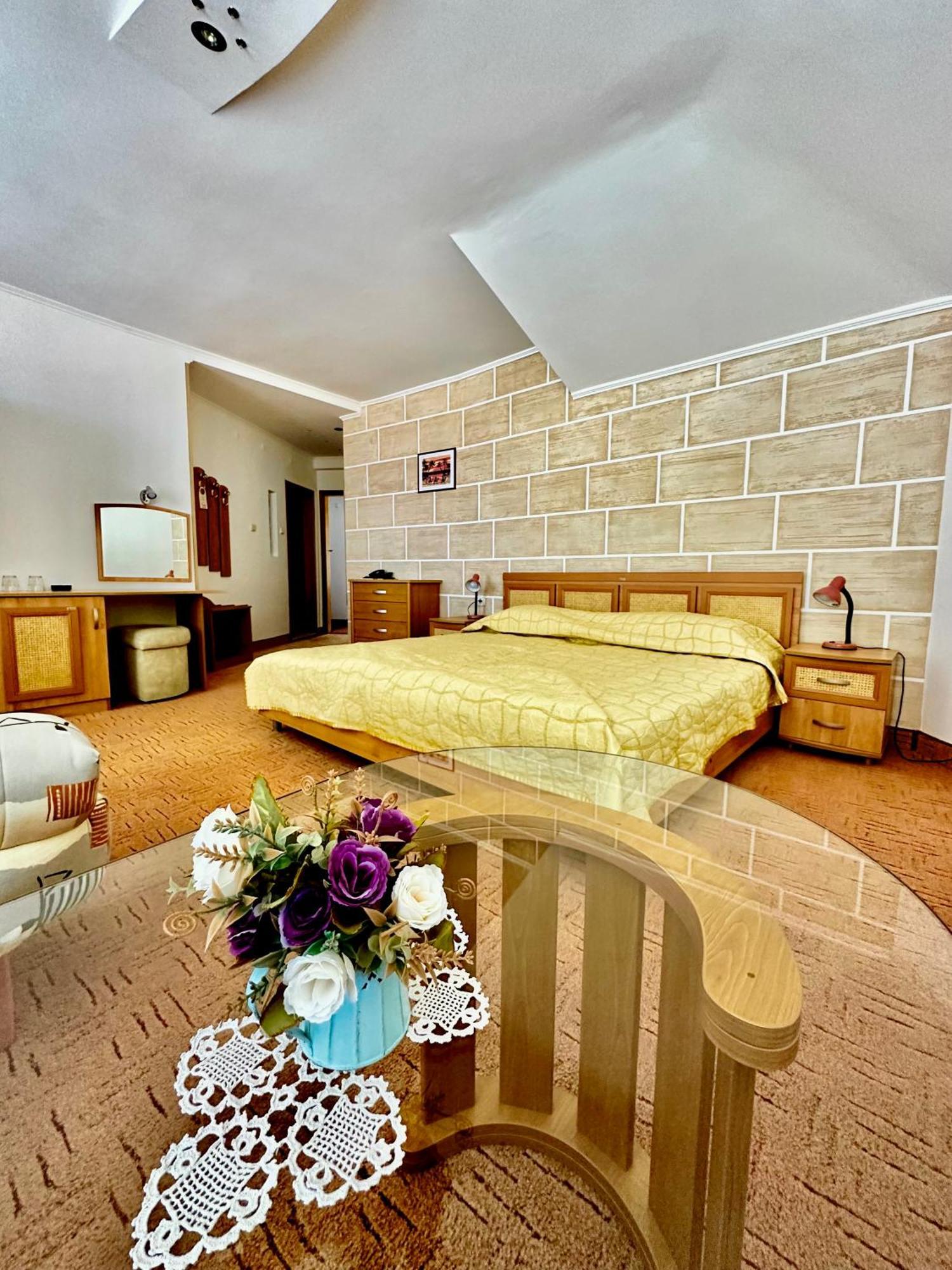 Family Hotel The Golden Fish Sozopol Bagian luar foto